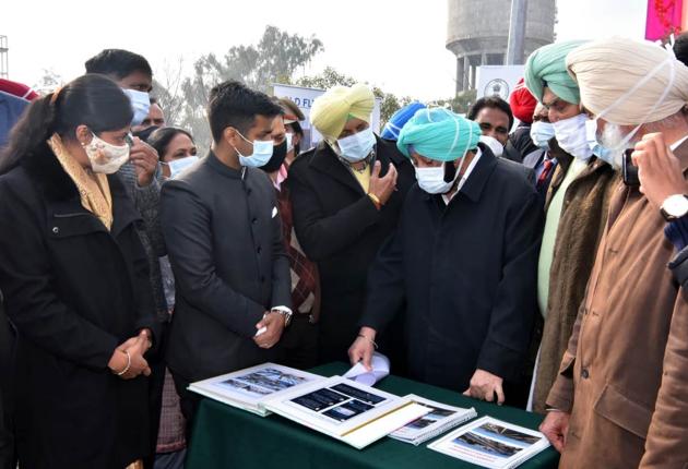 Punjab chief minister Capt Amrinder Singh during the inauguration of the Chandigarh-Kharar elevated Road in Mohali . (HT Photo) Punjab chief minister Capt Amrinder Singh during the inauguration of the Chandigarh-Kharar elevated Road in Mohali . (HT Photo)