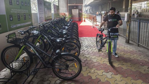 Rental bicycles were introduced at Jagruti Nagar Metro station in February 2020 to improve last-mile connectivity. Commuters can rent a bike for ₹2/hour or get weekly and monthly passes for ₹280 and ₹900 respectively.(Satyabrata Tripathy/HT Photo)