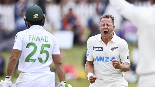 New Zealand's Neil Wagner, right, celebrates the wicket of Pakistan's Fawad Alam, left, during play on day three of the first cricket test between Pakistan and New Zealand at Bay Oval, Mount Maunganui.(AP)