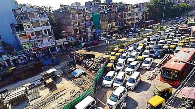 A traffic bottleneck at the intersection(Arvind Yadav/HT PHOTO) A traffic bottleneck at the intersection(Arvind Yadav/HT PHOTO)