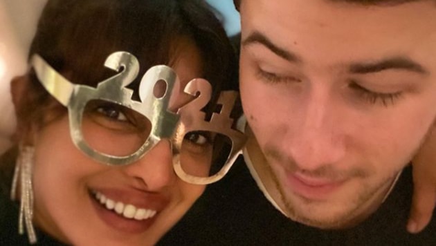 Priyanka Chopra Greets 2021 With A Smile And A Hope Shares First Pic Of The Year With Nick Jonas Hindustan Times Where do we even start about her? priyanka chopra greets 2021 with a