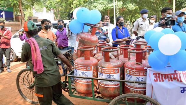 In Kolkata, LPG cylinder price has been increased by Rs 22.50 to Rs 1,410 from 1,387.50. In Mumbai, it has become costlier by Rs 17, from 1,280.50 to Rs 1,297.50.(HT Photo)
