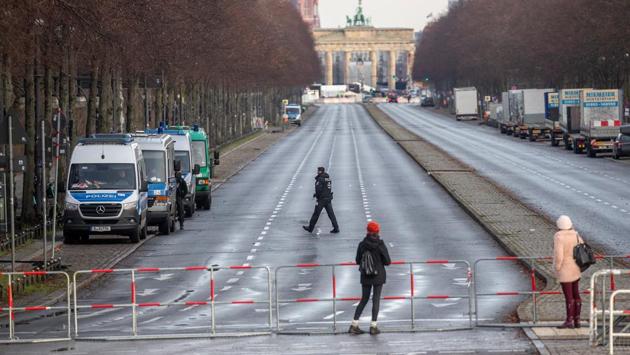 Police officers block the boulevard 'Strasse des 17. Juni' on which the New Year's Eve celebrations with thousands of people have usually taken place in previous years, in Berlin, Germany, December 31. (Hannibal Hanschke / REUTERS)