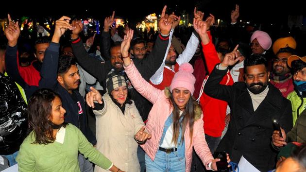 Revellers who had gathered in the evening at the Sector 17 Plaza dispersed by 10 pm. (Ravi Kumar/HT) Revellers who had gathered in the evening at the Sector 17 Plaza dispersed by 10 pm. (Ravi Kumar/HT)