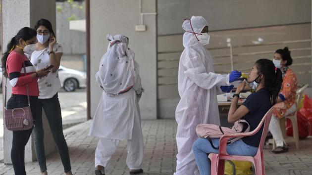 Healthcare workers during Covid-19 screening and swab test at Goregaon in Mumbai.(Satyabrata Tripathy/HT Photo)