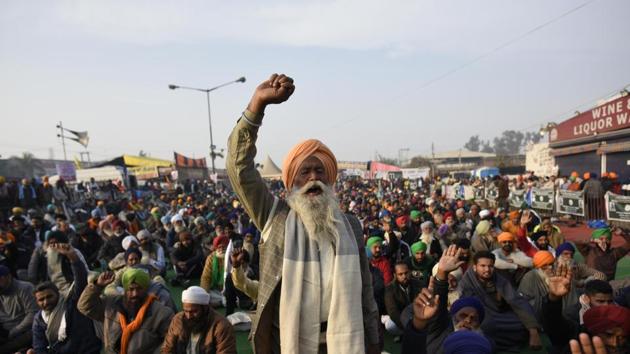 Farmers raise slogans during the ongoing protest against the new farm laws, at Singhu (Delhi-Haryana border) near New Delhi, India. (Biplov Bhuyan/HT PHOTO) Farmers raise slogans during the ongoing protest against the new farm laws, at Singhu (Delhi-Haryana border) near New Delhi, India. (Biplov Bhuyan/HT PHOTO)