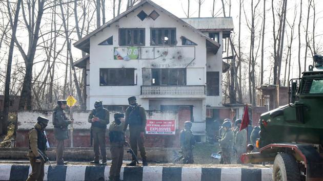 Army personnel prepare to conduct searches in the house where militants were hiding, after the end of an encounter with them, at Lawaypora on the outskirts of Srinagar on December 30. Three militants were killed in the encounter.(PTI) Army personnel prepare to conduct searches in the house where militants were hiding, after the end of an encounter with them, at Lawaypora on the outskirts of Srinagar on December 30. Three militants were killed in the encounter.(PTI)