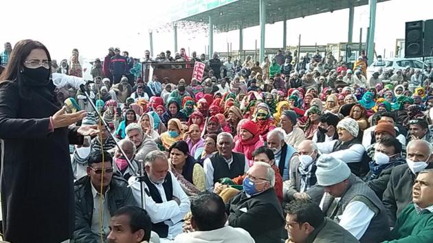 Tosham MLA Kiran Choudhry addressing farmers at Kitlana toll plaza in Dadri on Thursday. (Manoj Dhaka/Hindustan Times) Tosham MLA Kiran Choudhry addressing farmers at Kitlana toll plaza in Dadri on Thursday. (Manoj Dhaka/Hindustan Times)