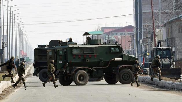 Indian Army personnel take position during the encounter with suspected terrorists at Lawaypora in Srinagar.(ANI) Indian Army personnel take position during the encounter with suspected terrorists at Lawaypora in Srinagar.(ANI)