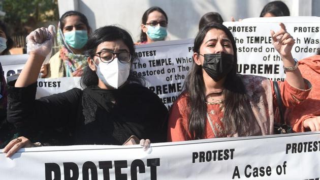 Members of Pakistan Hindu Council hold placards and shout slogans during a protest in Karachi on December 31, 2020, against a mob attack to a Hindu temple in a remote village in Karak district.(AFP) Members of Pakistan Hindu Council hold placards and shout slogans during a protest in Karachi on December 31, 2020, against a mob attack to a Hindu temple in a remote village in Karak district.(AFP)