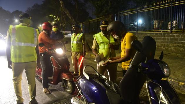 According to Pravin Padwal, additional commissioner of police (traffic), during the nakabandi till 2am on Friday, the police had arrested 20 people on suspicion of driving while under influence of alcohol. (Anshuman Poyrekar/HT Photo) According to Pravin Padwal, additional commissioner of police (traffic), during the nakabandi till 2am on Friday, the police had arrested 20 people on suspicion of driving while under influence of alcohol. (Anshuman Poyrekar/HT Photo)