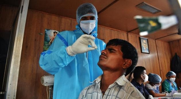 Healthcare workers collect swab samples of migrants, Thane. September 10, 2020(Praful Gangurde/ HT Photo)