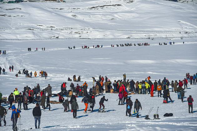 Officials said the dry weather brought disappointment to hundreds of tourists at the famous ski-resort of Gulmarg who had hopes of welcoming the New Year amid snowfall.(PTI) Officials said the dry weather brought disappointment to hundreds of tourists at the famous ski-resort of Gulmarg who had hopes of welcoming the New Year amid snowfall.(PTI)