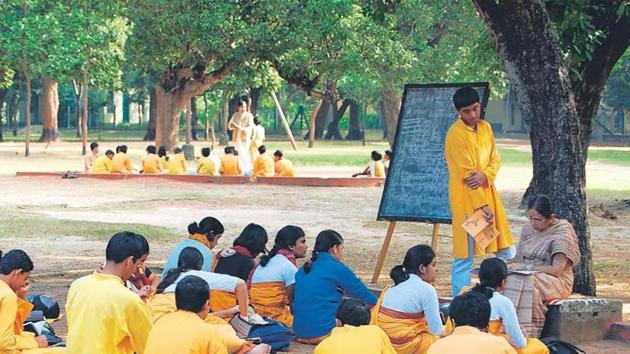 An outdoor class on the Visva-Bharati campus .(HT PHOTO) An outdoor class on the Visva-Bharati campus .(HT PHOTO)