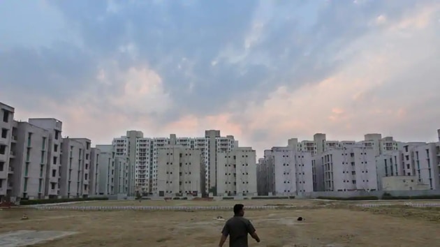 Out of the total?1,354 flats up for sale,?230 are HIG in Dwarka and Vasant Kunj, and 704 are MIG category flats in Jasola and Dwarka.(HT File Photo)
