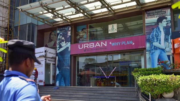 A security guard is seen outside a closed mall in the wake of novel coronavirus pandemic, in Bengaluru.(PTI) A security guard is seen outside a closed mall in the wake of novel coronavirus pandemic, in Bengaluru.(PTI)