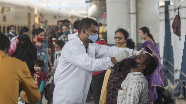 Healthcare worker during swab test of the people at Dadar station in Mumbai, India.(Pratik Chorge/HT Photo)