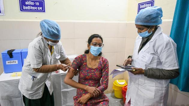 Health workers conduct the Covid-19 vaccination mock drill and the dry run at a community health centre in Bhopal on January 2. Except for giving an actual vaccine jab, every procedure was followed during the drill. (PTI) Health workers conduct the Covid-19 vaccination mock drill and the dry run at a community health centre in Bhopal on January 2. Except for giving an actual vaccine jab, every procedure was followed during the drill. (PTI)