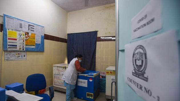 A health worker prepares for the dry run of Covid-19 vaccination drive in Delhi's Srinivaspuri. The government has already conducted a two-day pilot Covid-19 vaccination drive in eight districts in four states from December 28-29.(Amal KS/HT Photo)