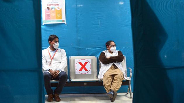 Volunteers wait in a triage area during the dry run in New Delhi on January 2. The dry run involved 25 health workers eligible to receive the vaccine as test beneficiaries at each participating site. (Raj K Raj / HT Photo) Volunteers wait in a triage area during the dry run in New Delhi on January 2. The dry run involved 25 health workers eligible to receive the vaccine as test beneficiaries at each participating site. (Raj K Raj / HT Photo)