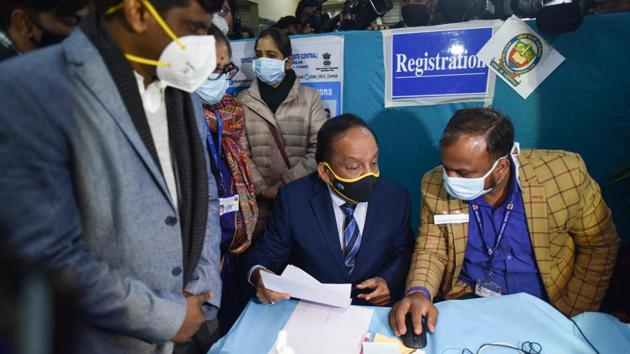 Union Health Minister Harsh Vardhan reviews preparations during a mock drill of Covid-19 vaccination at a model Covid-19 vaccination centre in Ansari Road, New Delhi.(Sanchit Khanna/HT PHOTO)