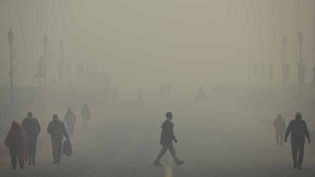 Commuters at Rajpath amid dense fog in New Delhi on January 1. Delhi saw 585 new coronavirus disease cases and 717 recoveries on Friday, according to its health department. Delhi’s current Covid-19 tally stands at 5,358 active cases and 10,557 deaths. (Biplov Bhuyan / HT Photo)