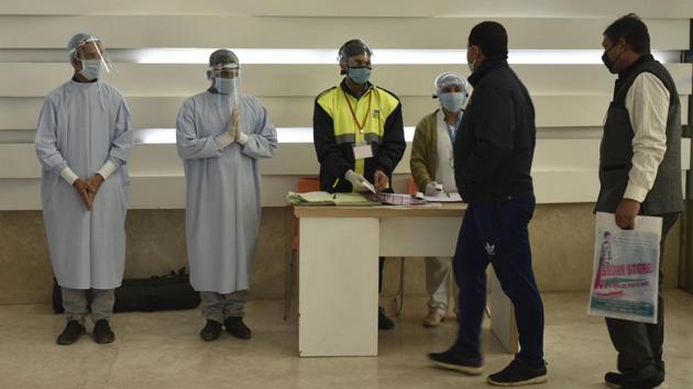 Volunteers are registered at a hospital participating in the dry run in New Delhi on January 2. The activity was proposed to be conducted in all State Capitals in at least 3 session sites. Some States also included districts that are situated in difficult terrain or with poor logistical support. (Vipin Kumar / HT Photo) 