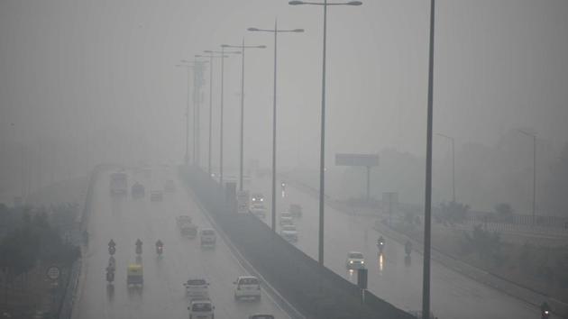 Vehicles move along Delhi-Gurugram Expressway amid rain shower near IFFCO Chowk in Gurugram on January 2. The number of active Covid-19 cases remained below 300,000 for the 12th consecutive day with 250,183 active cases in the country, which accounts for 2.43% of the total caseload, the health ministry’s data showed. (Parveen Kumar / HT Photo)