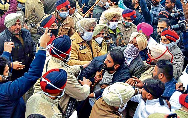 Police trying to disperse Youth Congress workers as they tried to reach Shingar cinema road where BJP workers were protesting on Saturday. (Gurpreet Singh/HT) Police trying to disperse Youth Congress workers as they tried to reach Shingar cinema road where BJP workers were protesting on Saturday. (Gurpreet Singh/HT)
