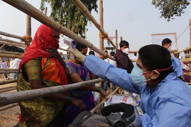 Health staff checking commuters at the ‘Jay Stambh’ on the 203rd anniversary of the Koregaon Bhima battle. (Ravindra Joshi/HT) Health staff checking commuters at the ‘Jay Stambh’ on the 203rd anniversary of the Koregaon Bhima battle. (Ravindra Joshi/HT)