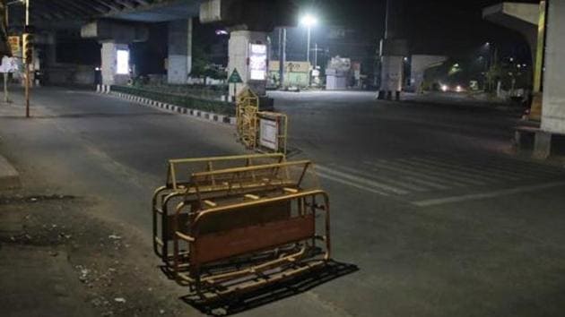 Sodala Crossing deserted during night curfew, in Jaipur, Rajasthan.(HT photo) Sodala Crossing deserted during night curfew, in Jaipur, Rajasthan.(HT photo)