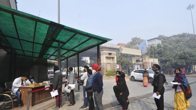 People queue to register for coronavirus tests, at Sector 30 District Hospital, in Noida, India, on Friday, January 01, 2021. (Photo by Sunil Ghosh / Hindustan Times)