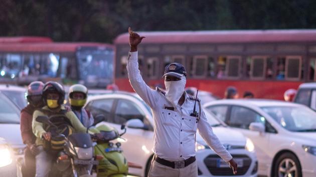 Traffic police officers said there was a backlog of 29 lakh unpaid e-challans for various violations, amounting to ₹315 crore. (HT FILE) Traffic police officers said there was a backlog of 29 lakh unpaid e-challans for various violations, amounting to ₹315 crore. (HT FILE)