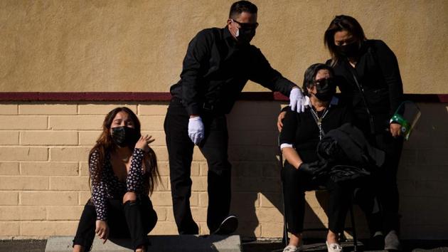 A family mourns the death of a relative due to Covid-19 at Continental Funeral Home in Los Angeles on December 31 . According to Johns Hopkins University, the US hit a record number of daily deaths on December 30 when more than 3,900 people died of Covid-19. (Patrick T. Fallon / AFP) A family mourns the death of a relative due to Covid-19 at Continental Funeral Home in Los Angeles on December 31 . According to Johns Hopkins University, the US hit a record number of daily deaths on December 30 when more than 3,900 people died of Covid-19. (Patrick T. Fallon / AFP)