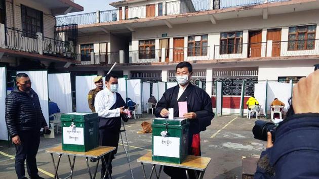 The voters wore masks, maintained social distance and used hand sanitisers as they cast their ballots. (HT photo) The voters wore masks, maintained social distance and used hand sanitisers as they cast their ballots. (HT photo)