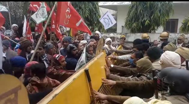 Heavy police force was deployed to control the protesters, but farmers removed the barricades with the help of tractors and reached near the residence of minister Dhanda. (HT Photo) Heavy police force was deployed to control the protesters, but farmers removed the barricades with the help of tractors and reached near the residence of minister Dhanda. (HT Photo)