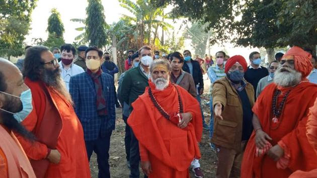 Akhada Parishad president Mahant Narendra Giri and secretary Hari Giri (right) during an inspection of Kumbh facilities for saints at Niranjani Akhada in Haridwar.(HT PHOTO)