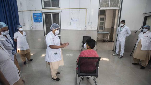 A few doctors, however, said that the vaccination process might get delayed as it takes more time to verify the details and update the COVID Vaccine Intelligence Network (Co-WIN) application. (Pratham Gokhale/HT Photo) A few doctors, however, said that the vaccination process might get delayed as it takes more time to verify the details and update the COVID Vaccine Intelligence Network (Co-WIN) application. (Pratham Gokhale/HT Photo)