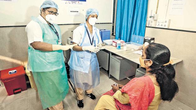 PMC health staff and candidate during a Covid-19 vaccine dry run at district hospital, Aundh, on Saturday. The administration has said that now they are fully prepared to administer vaccines to healthcare workers under the first phase.(Pratham Gokhale/HT Photo)
