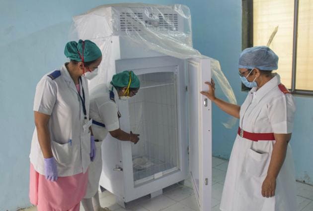 Health workers preparing for Covid-19 vaccination mock drill at Rajawadi Municipal Corporation Hospital in Mumbai.(PTI) Health workers preparing for Covid-19 vaccination mock drill at Rajawadi Municipal Corporation Hospital in Mumbai.(PTI)