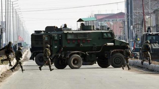 Indian Army personnel take position during an encounter with terrorists at Lawaypora in Srinagar. (ANI) Indian Army personnel take position during an encounter with terrorists at Lawaypora in Srinagar. (ANI)