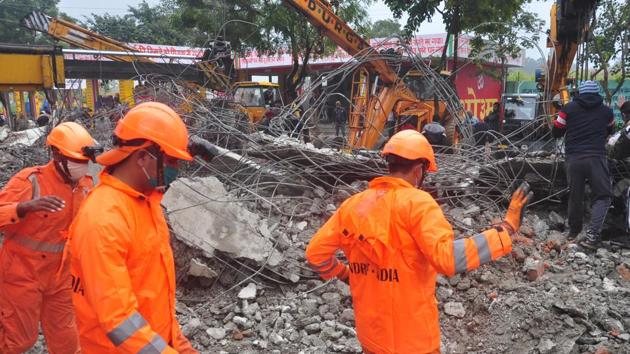NDRF team conducting rescue operations after the roof of a crematorium collapsed due to heavy rain in Murad Nagar, Ghaziabad.(HT photo)