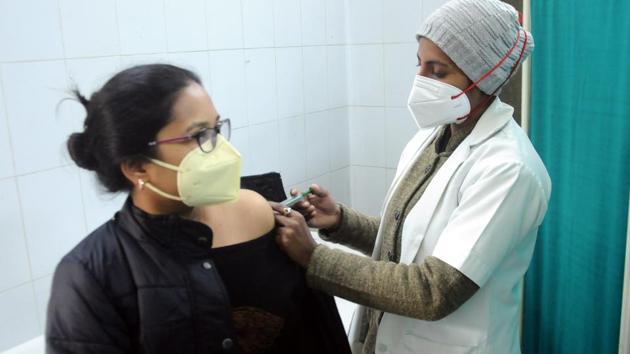 A doctor administers a mock Covid-19 vaccine during a dry run at Govt Rajindra Hospital in Patiala, Punjab.(HT photo)