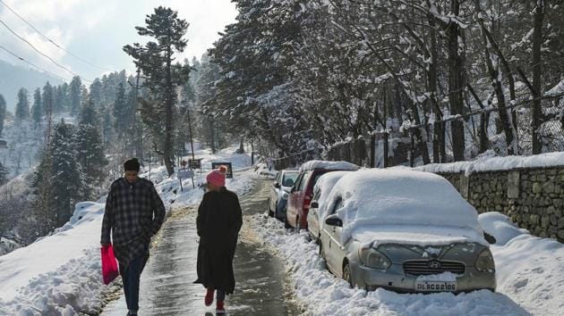 A blanket of snow covered Kashmir on Sunday as most areas received moderate snowfall, cutting the valley’s surface as well as air connection with the rest of the country.(PTI)