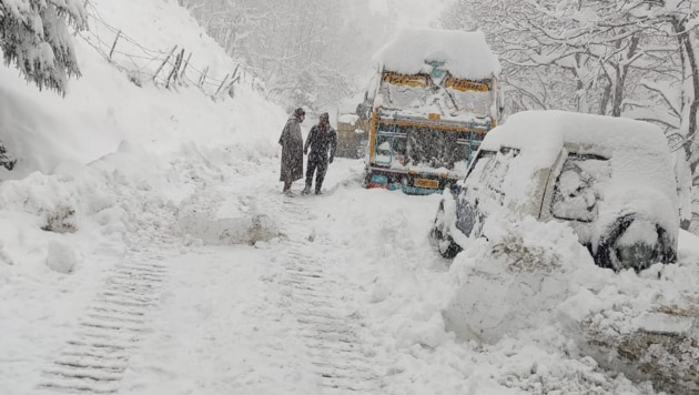 Heavy snowfall has stranded thousands of vehicles onteh Jammu-Srinagar highway.(HT PHOTO)