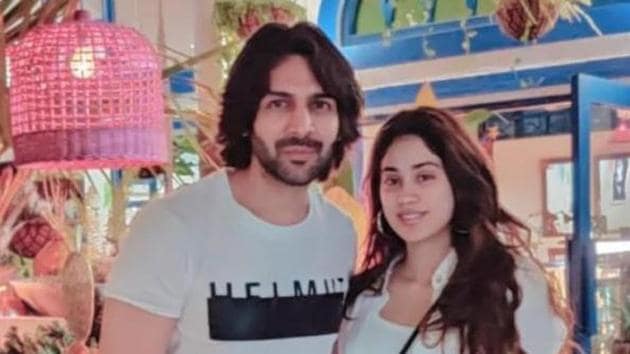 Rumoured couple Kartik Aaryan and Janhvi Kapoor spotted holidaying in Goa,  see viral picture | Hindustan Times