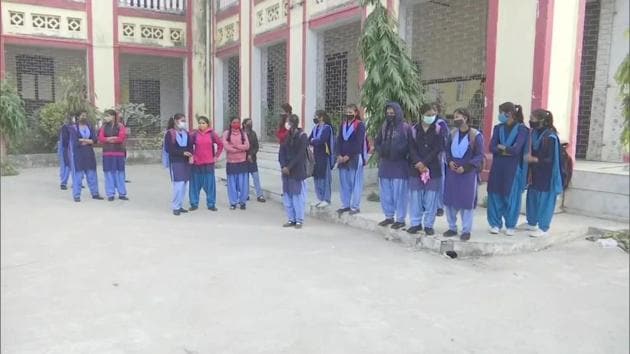 Students gather at a school which reopened after nine months in Patna, on Monday.(ANI Photo) Students gather at a school which reopened after nine months in Patna, on Monday.(ANI Photo)