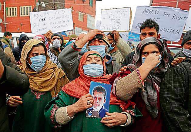 Family members of the youths killed in Lawaypora encounter during a protest in Srinagar on Monday.(Waseem Andrabi/HT)