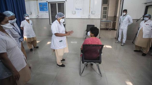A health worker interacts with a candidate during a Covid-19 vaccine dry run drive at District Hospital, in Aundh, Pune on January 2. The national recovery rate has risen to 96.19% and the gap between recovered and active cases has widened further to 9,702,914. Daily new recoveries have outpaced daily cases over the last 38 days. (Pratham Gokhale / HT Photo) A health worker interacts with a candidate during a Covid-19 vaccine dry run drive at District Hospital, in Aundh, Pune on January 2. The national recovery rate has risen to 96.19% and the gap between recovered and active cases has widened further to 9,702,914. Daily new recoveries have outpaced daily cases over the last 38 days. (Pratham Gokhale / HT Photo)