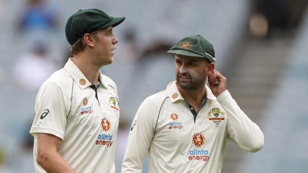 Australia's Cameron Green, left, talks with teammate Nathan Lyon during play on day two of the second cricket test between India and Australia at the Melbourne Cricket Ground.(AP)